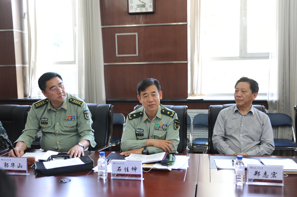 3.省军区领导听取我校征兵汇报.JPG